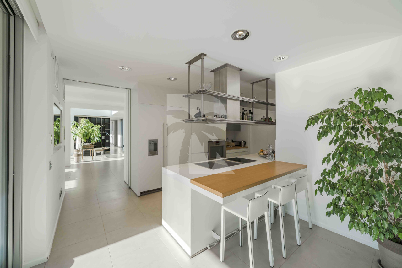 villa in Mougins : Rent 5 bedroom, ultra modern and stunning villa in Mougins with spacious gardens, swimming pool and movie room very close to Cannes - Photo 12