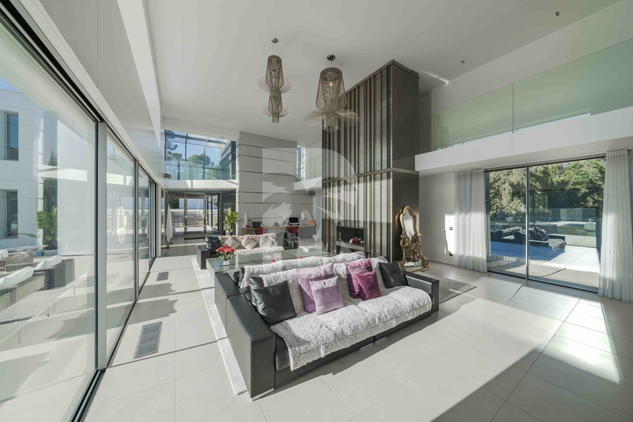 villa in Mougins : Rent 5 bedroom, ultra modern and stunning villa in Mougins with spacious gardens, swimming pool and movie room very close to Cannes - Photo 5
