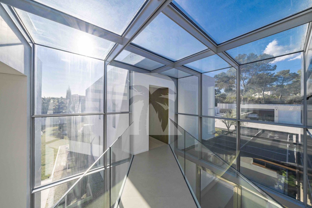 villa in Mougins : Rent 5 bedroom, ultra modern and stunning villa in Mougins with spacious gardens, swimming pool and movie room very close to Cannes - Photo 4