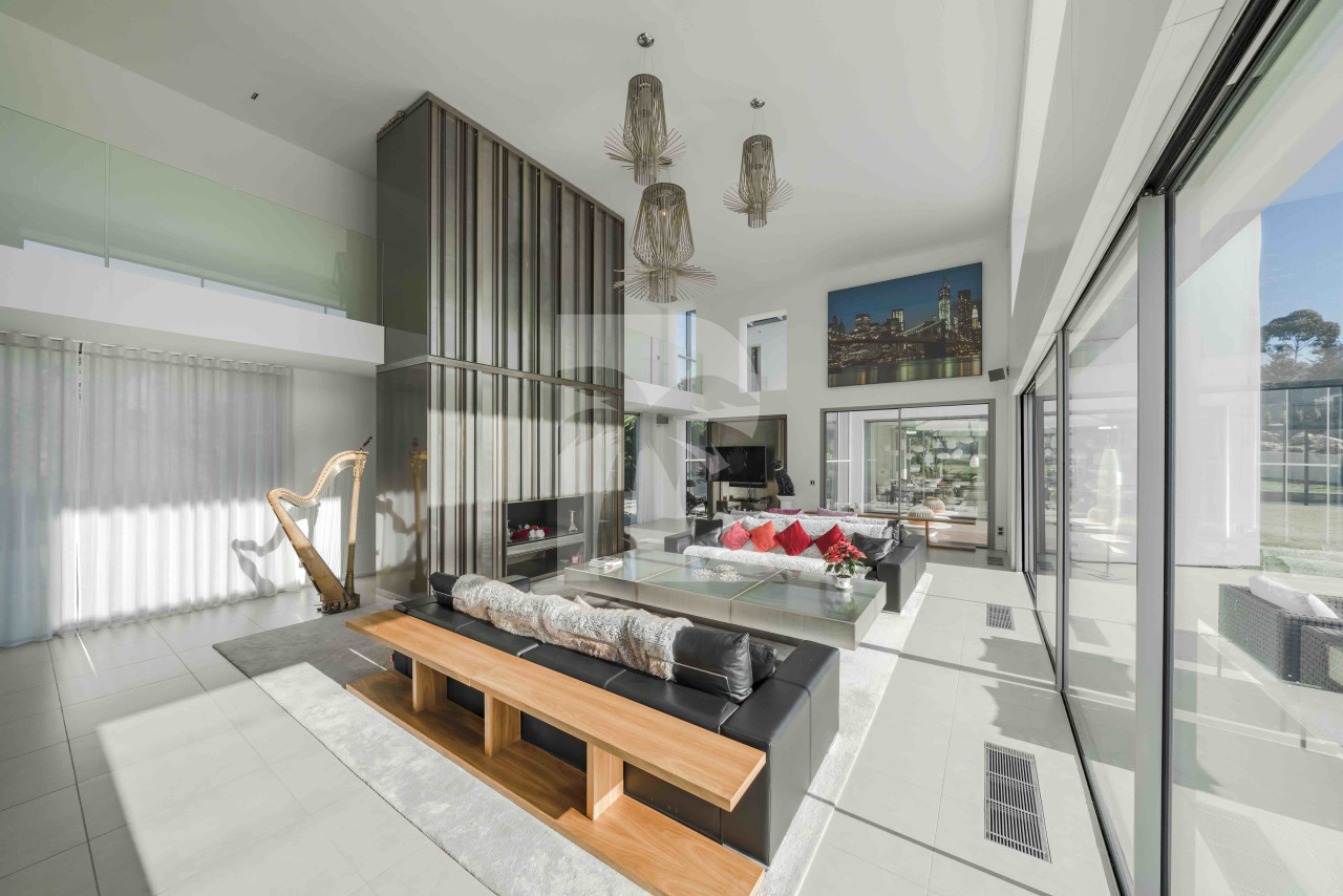 villa in Mougins : Rent 5 bedroom, ultra modern and stunning villa in Mougins with spacious gardens, swimming pool and movie room very close to Cannes - Photo 2