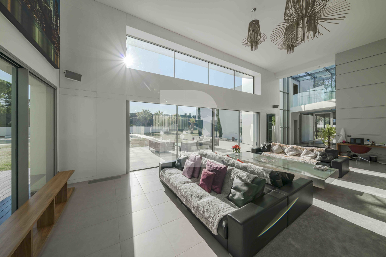 villa in Mougins : Rent 5 bedroom, ultra modern and stunning villa in Mougins with spacious gardens, swimming pool and movie room very close to Cannes - Photo 6