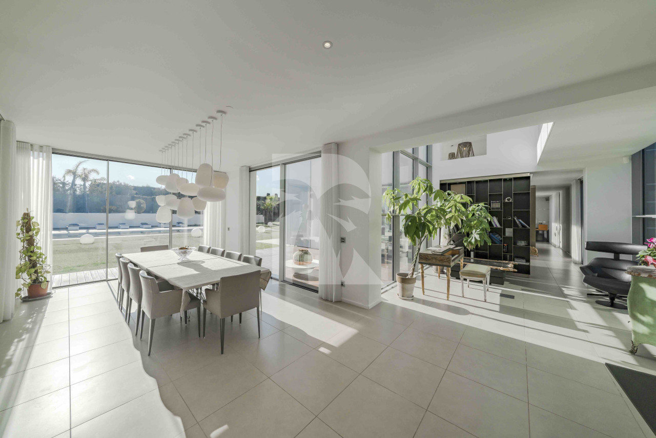 villa in Mougins : Rent 5 bedroom, ultra modern and stunning villa in Mougins with spacious gardens, swimming pool and movie room very close to Cannes - Photo 10