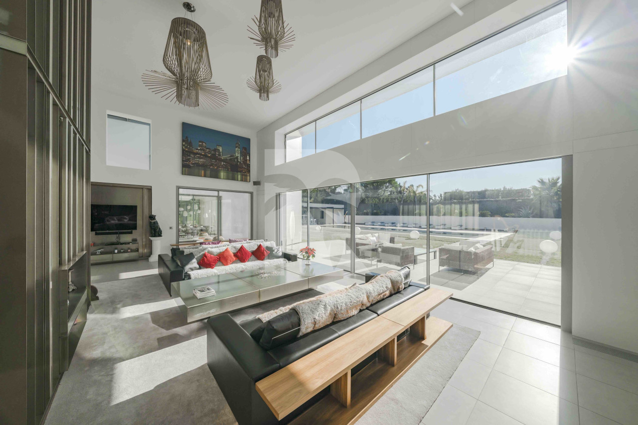 villa in Mougins : Rent 5 bedroom, ultra modern and stunning villa in Mougins with spacious gardens, swimming pool and movie room very close to Cannes - Photo 1