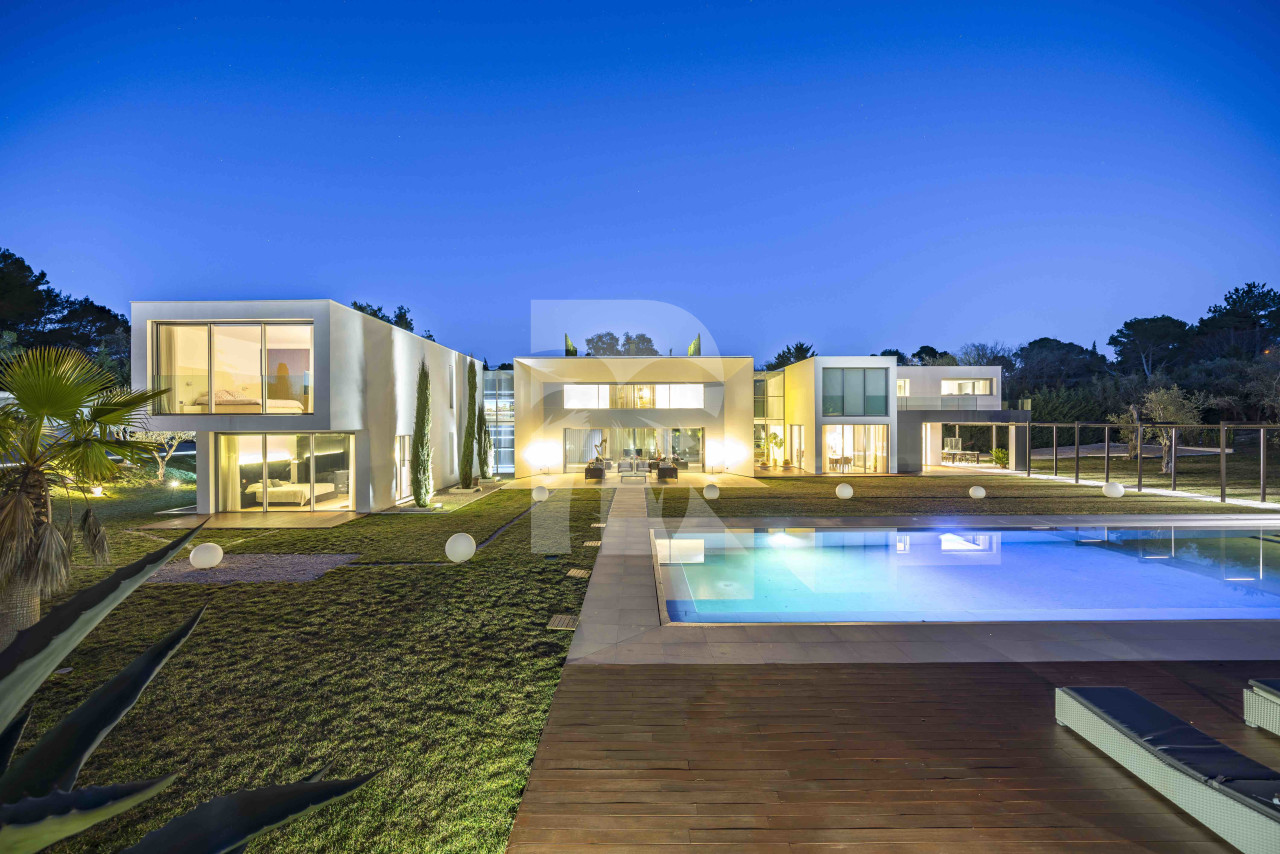 villa in Mougins : Rent 5 bedroom, ultra modern and stunning villa in Mougins with spacious gardens, swimming pool and movie room very close to Cannes - Photo 0