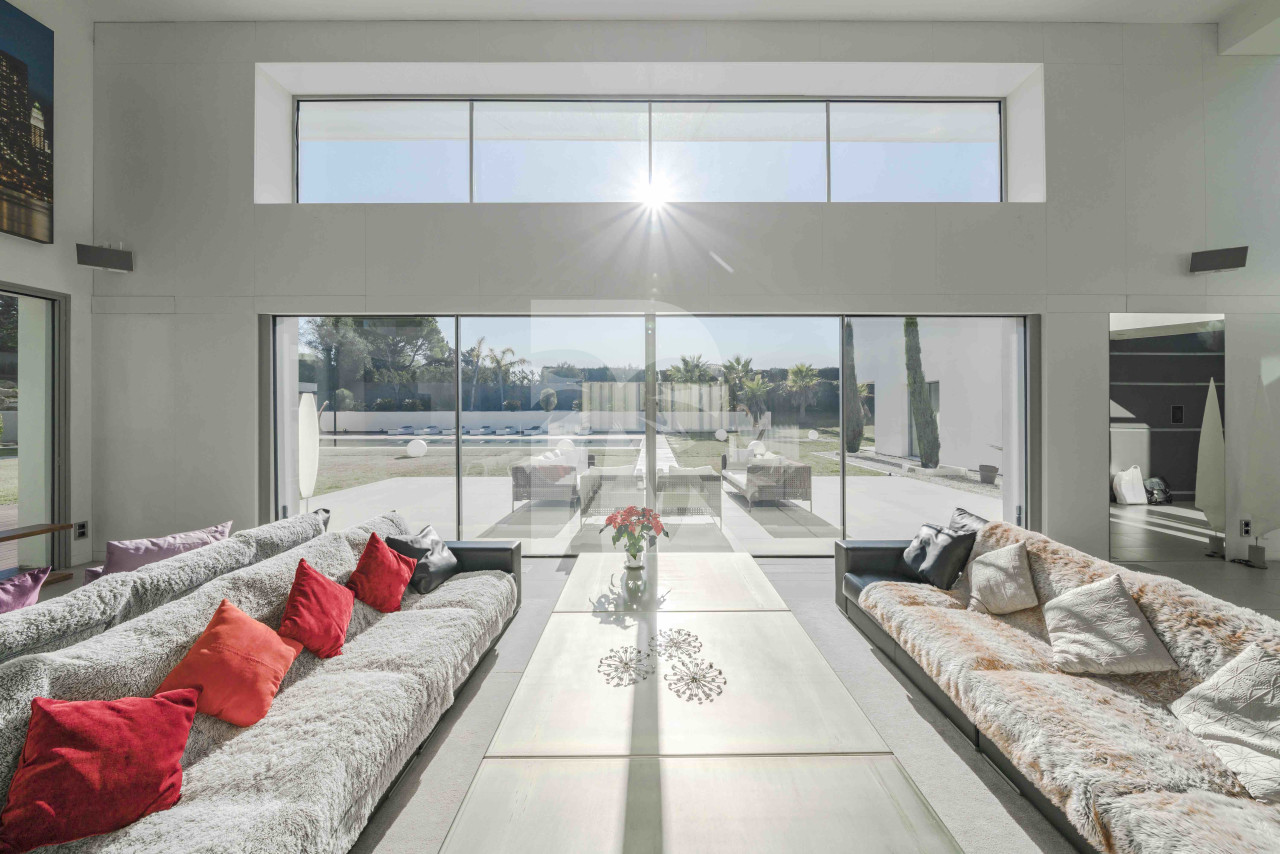 villa in Mougins : Rent 5 bedroom, ultra modern and stunning villa in Mougins with spacious gardens, swimming pool and movie room very close to Cannes - Photo 3