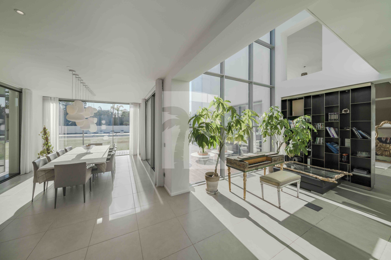villa in Mougins : Rent 5 bedroom, ultra modern and stunning villa in Mougins with spacious gardens, swimming pool and movie room very close to Cannes - Photo 9