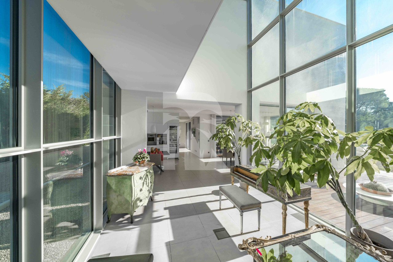 villa in Mougins : Rent 5 bedroom, ultra modern and stunning villa in Mougins with spacious gardens, swimming pool and movie room very close to Cannes - Photo 8