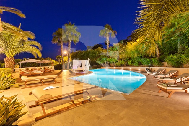 villa in Cannes : Rent modern 7 bedroom villa in the hills of Cannes with stunning sea views, large garden, cinema and easy access into Cannes - Photo 0
