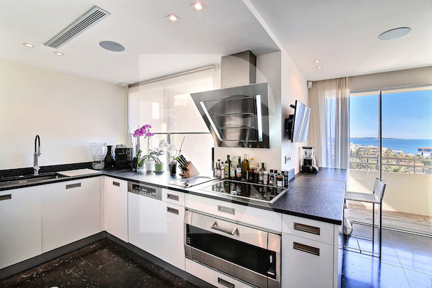 apartment in Cannes : Rent prestigious 5 bedroom penthouse on the famous Croisette with stunning sea views - Photo 7
