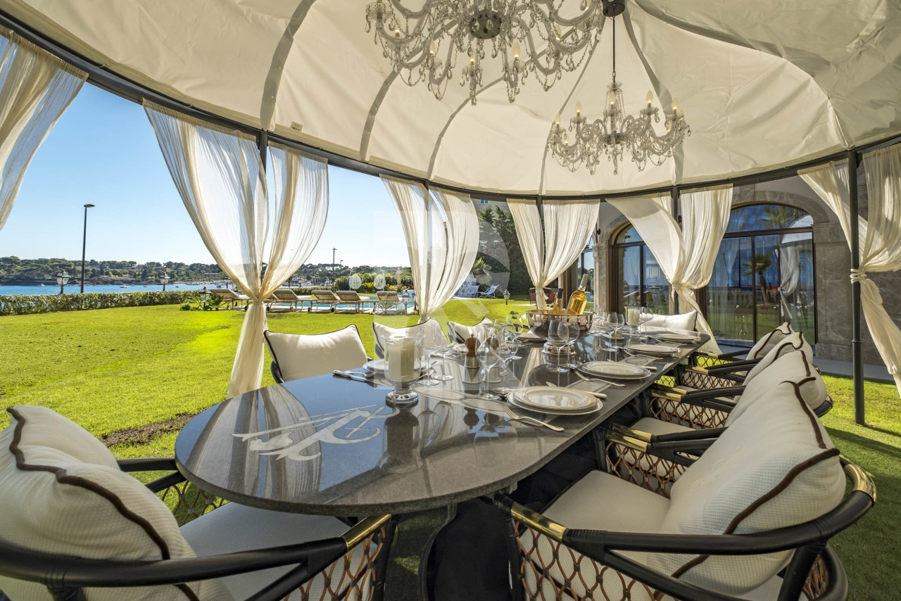 villa in Cap d'Antibes : Rent stunning 7 bedroom villa on the Cap d'Antibes with spacious gardens, pool and private beach! - Photo 9