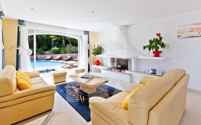 villa in Cannes : Rent modern 7 bedroom villa in the hills of Cannes with stunning sea views, large garden, cinema and easy access into Cannes - Photo 9