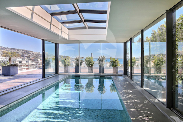 apartment in Cannes : Rent prestigious 5 bedroom penthouse on the famous Croisette with stunning sea views - Photo 1