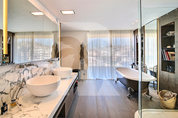 apartment in Cannes : Rent prestigious 5 bedroom penthouse on the famous Croisette with stunning sea views - Photo 5