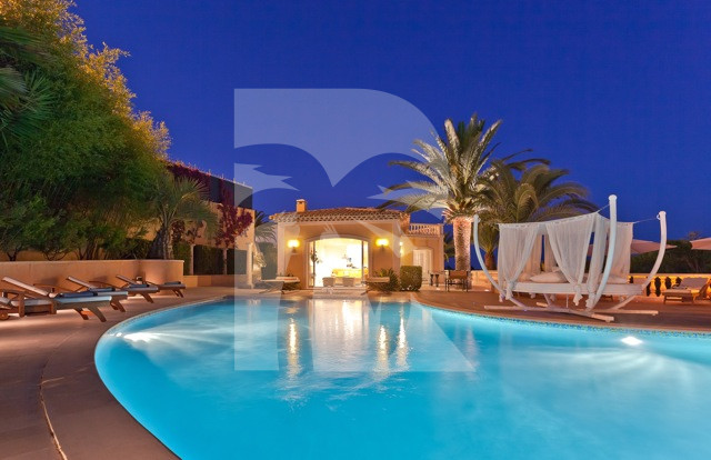 villa in Cannes : Rent modern 7 bedroom villa in the hills of Cannes with stunning sea views, large garden, cinema and easy access into Cannes - Photo 4