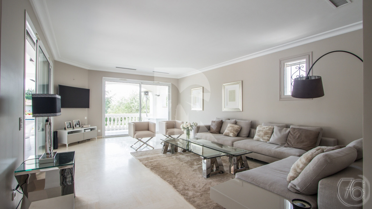villa in Cannes : Rent 7 bedroom villa located in the hills of Cannes with quick and easy access to the beaches and the Croisette - Photo 2
