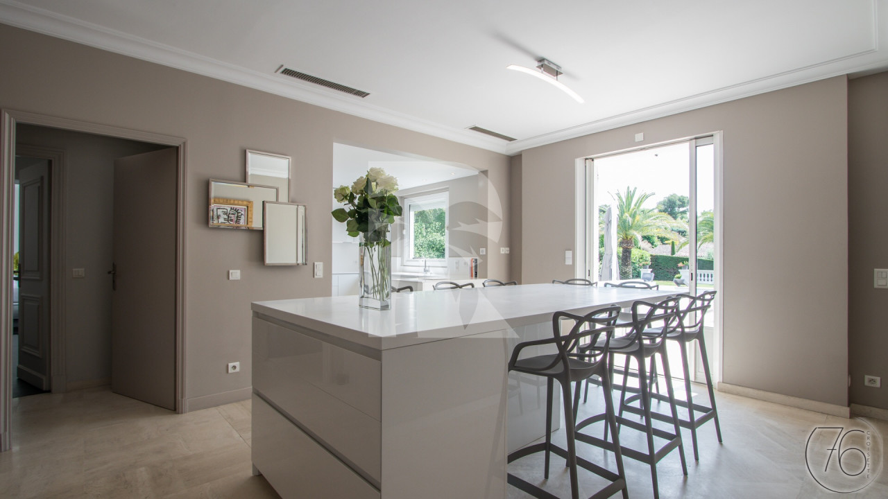villa in Cannes : Rent 7 bedroom villa located in the hills of Cannes with quick and easy access to the beaches and the Croisette - Photo 3