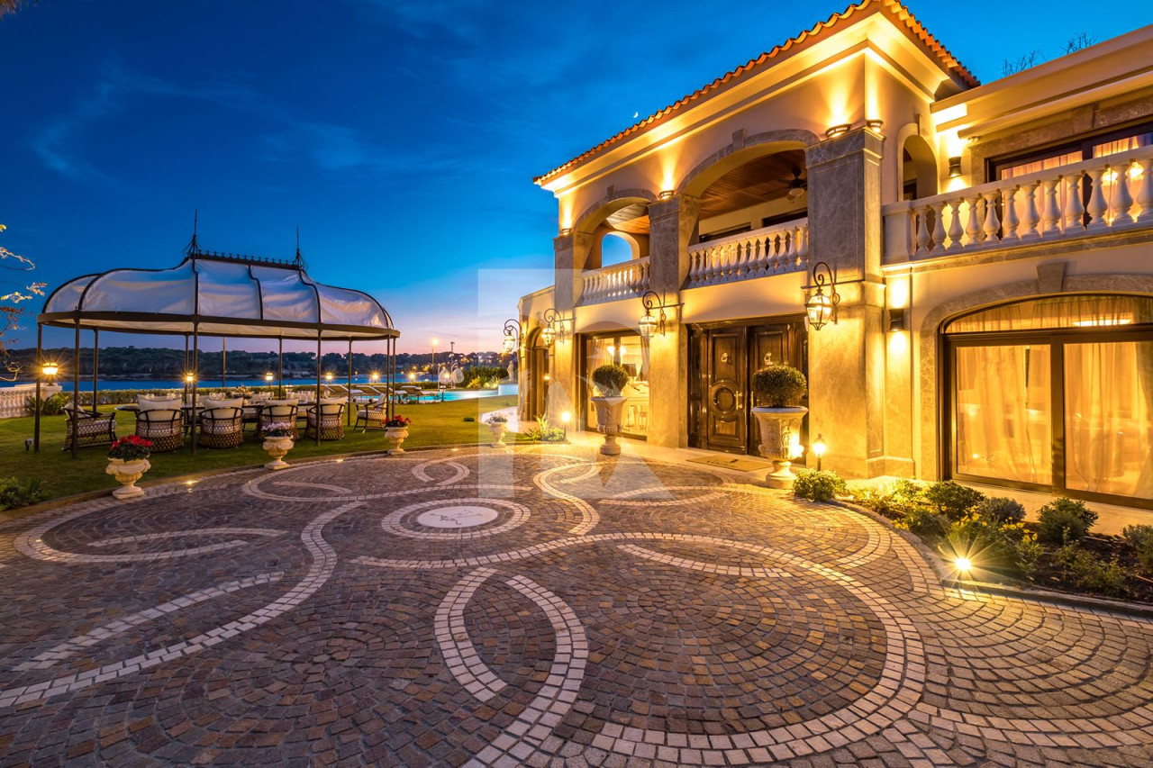 villa in Cap d'Antibes : Rent stunning 7 bedroom villa on the Cap d'Antibes with spacious gardens, pool and private beach! - Photo 0