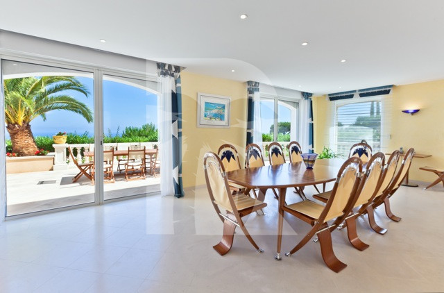 villa in Cannes : Rent modern 7 bedroom villa in the hills of Cannes with stunning sea views, large garden, cinema and easy access into Cannes - Photo 8