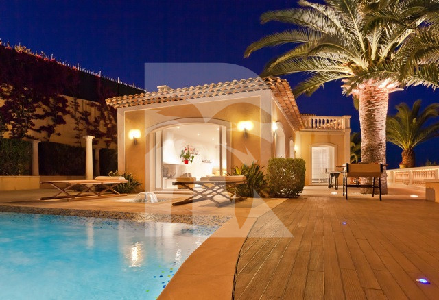 villa in Cannes : Rent modern 7 bedroom villa in the hills of Cannes with stunning sea views, large garden, cinema and easy access into Cannes - Photo 2