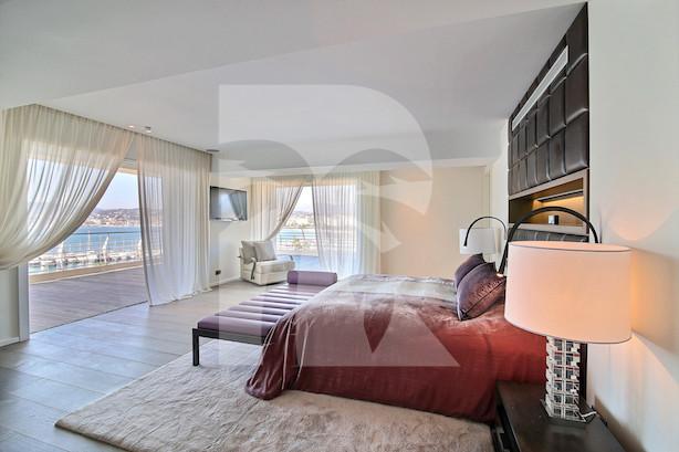apartment in Cannes : Rent prestigious 5 bedroom penthouse on the famous Croisette with stunning sea views - Photo 3