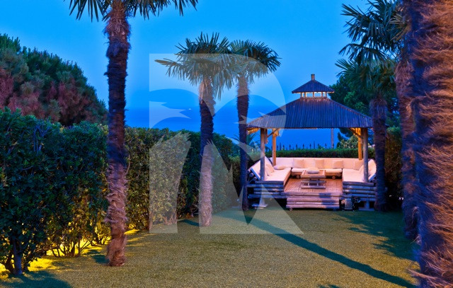 villa in Cannes : Rent modern 7 bedroom villa in the hills of Cannes with stunning sea views, large garden, cinema and easy access into Cannes - Photo 7