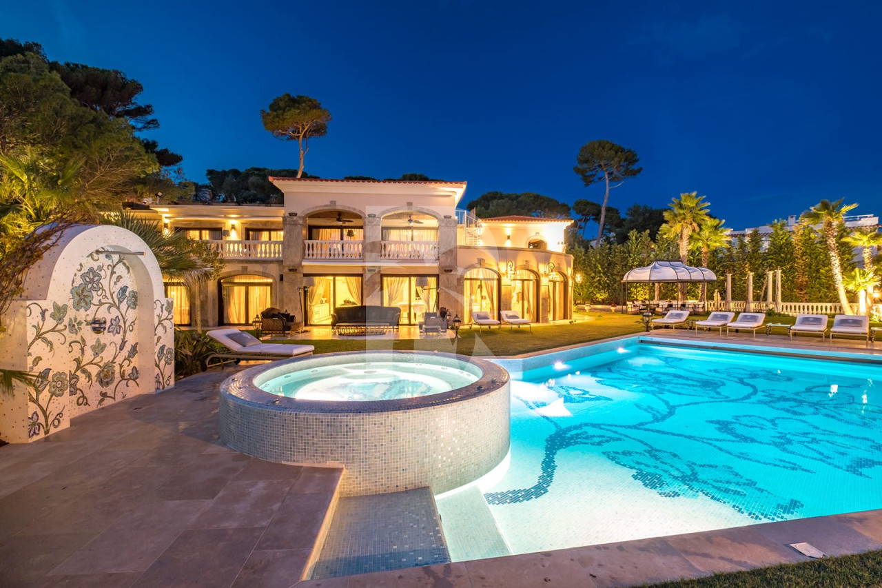 villa in Cap d'Antibes : Rent stunning 7 bedroom villa on the Cap d'Antibes with spacious gardens, pool and private beach! - Photo 1