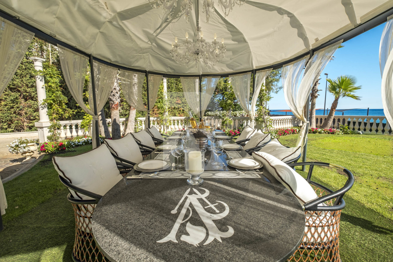 villa in Cap d'Antibes : Rent stunning 7 bedroom villa on the Cap d'Antibes with spacious gardens, pool and private beach! - Photo 7
