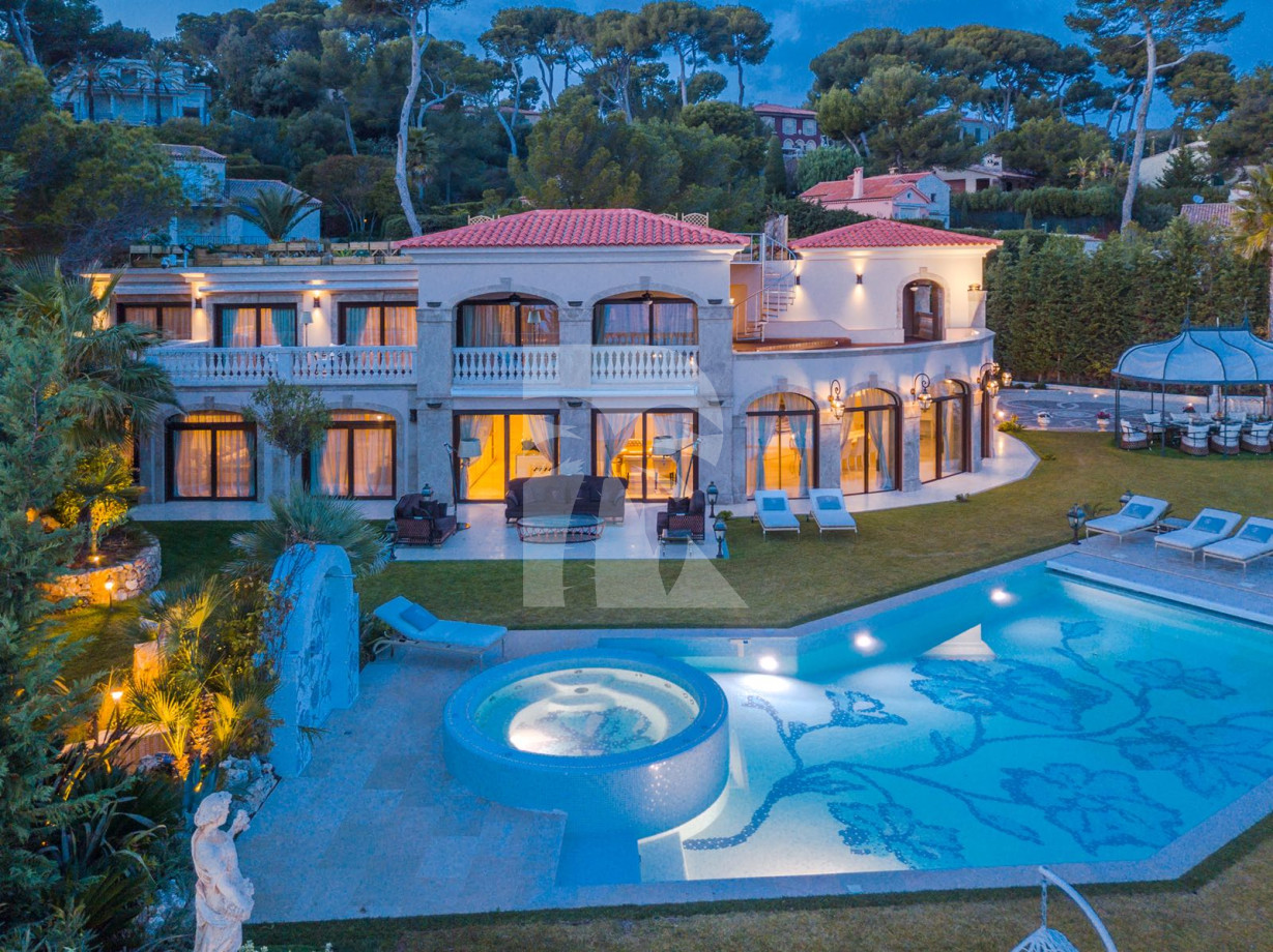 villa in Cap d'Antibes : Rent stunning 7 bedroom villa on the Cap d'Antibes with spacious gardens, pool and private beach! - Photo 2