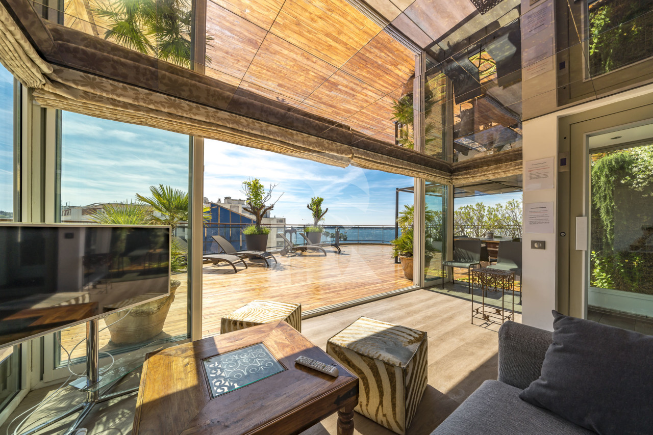 apartment in Cannes : Rent Huge penthouse on the Croisette and across the street from the Palais with panoramic views and pool on the roof - Photo 6