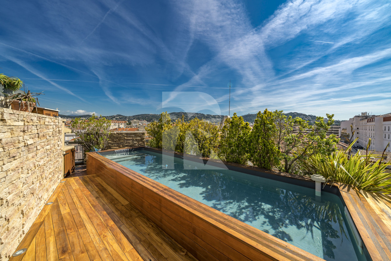 apartment in Cannes : Rent Huge penthouse on the Croisette and across the street from the Palais with panoramic views and pool on the roof - Photo 10