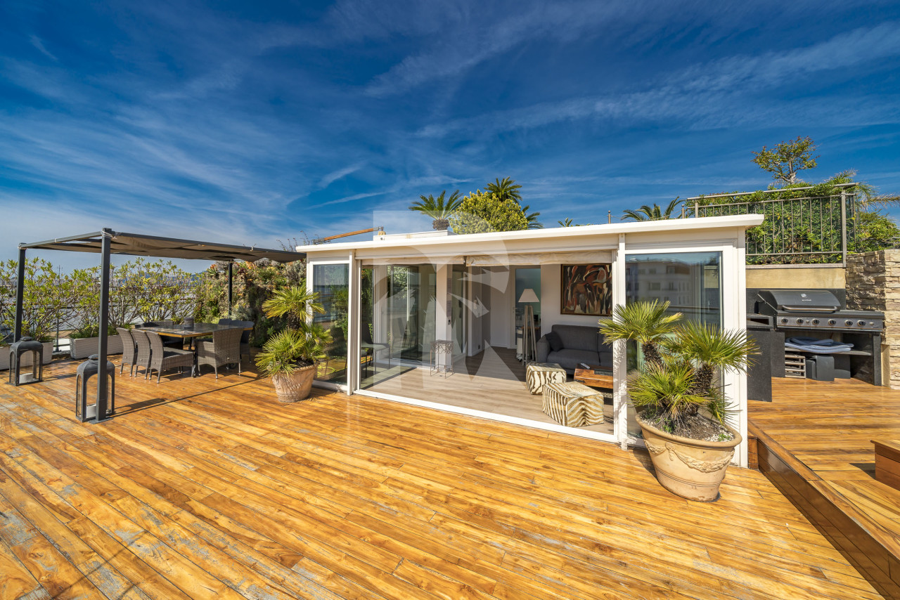 apartment in Cannes : Rent Huge penthouse on the Croisette and across the street from the Palais with panoramic views and pool on the roof - Photo 4