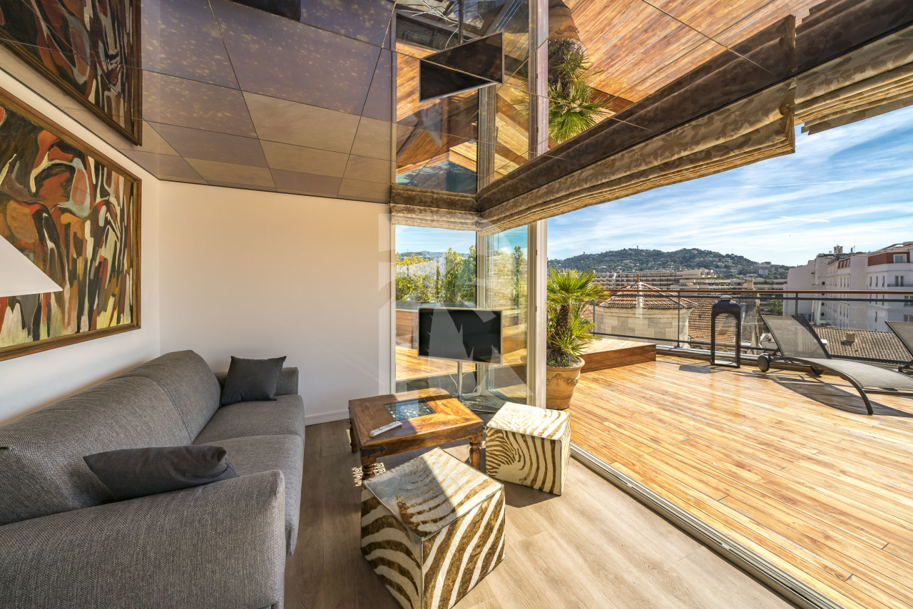 apartment in Cannes : Rent Huge penthouse on the Croisette and across the street from the Palais with panoramic views and pool on the roof - Photo 12