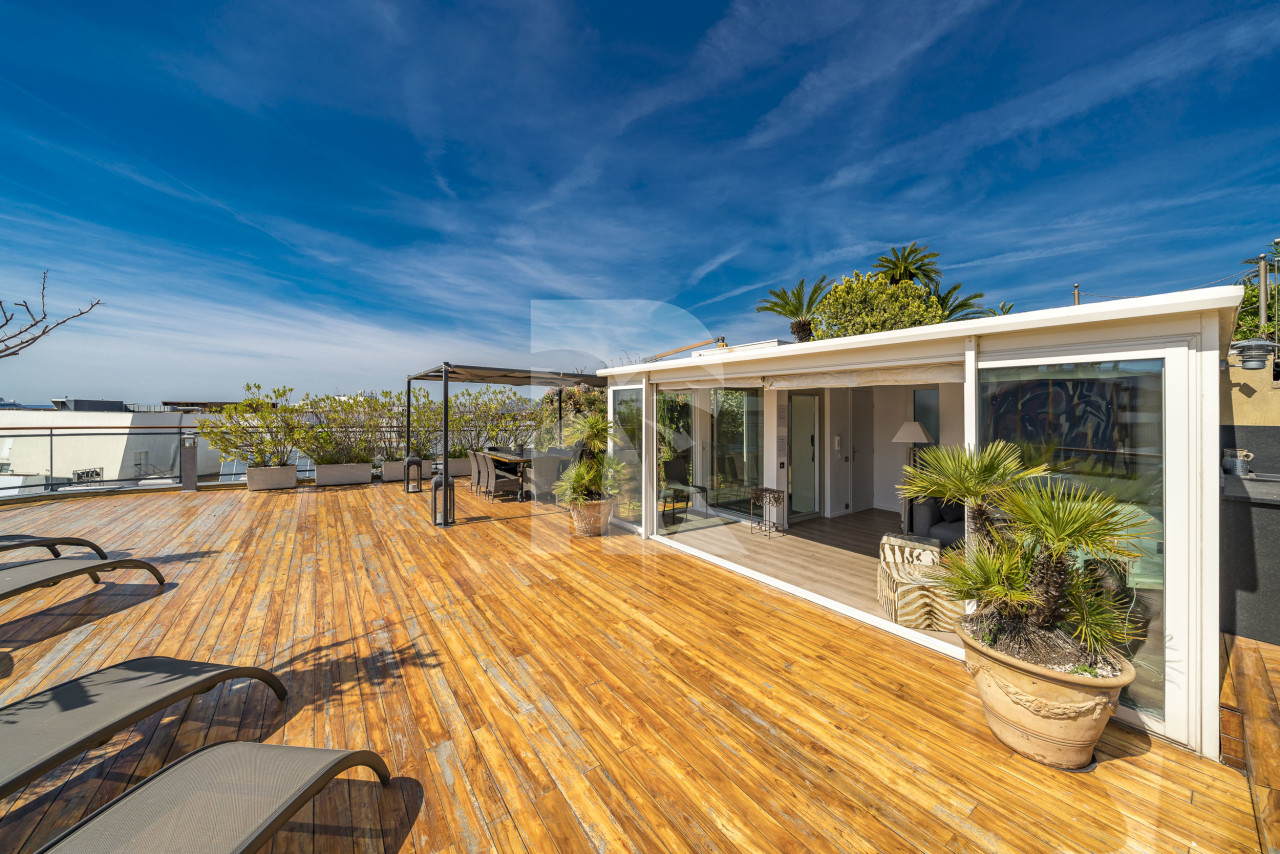 apartment in Cannes : Rent Huge penthouse on the Croisette and across the street from the Palais with panoramic views and pool on the roof - Photo 9