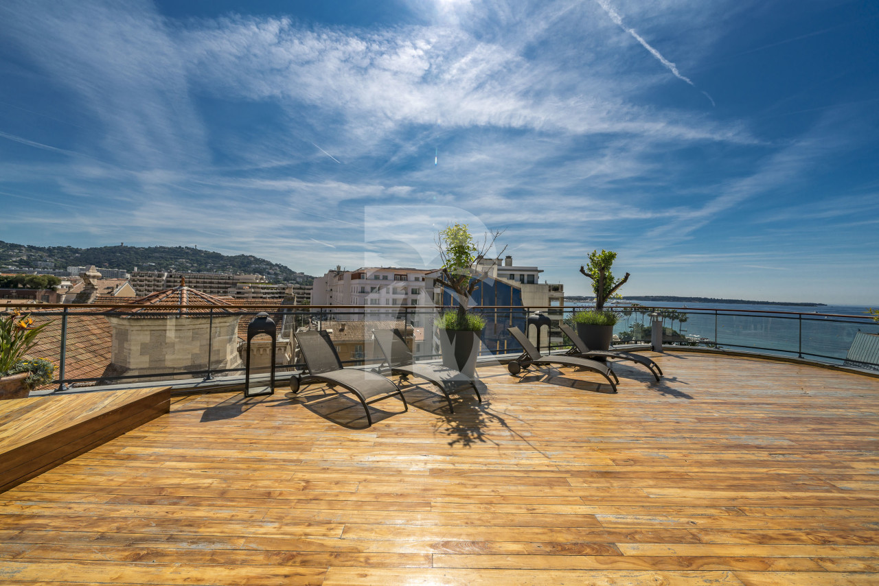 apartment in Cannes : Rent Huge penthouse on the Croisette and across the street from the Palais with panoramic views and pool on the roof - Photo 8
