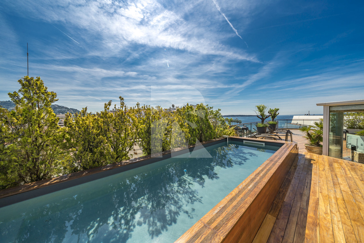 apartment in Cannes : Rent Huge penthouse on the Croisette and across the street from the Palais with panoramic views and pool on the roof - Photo 11