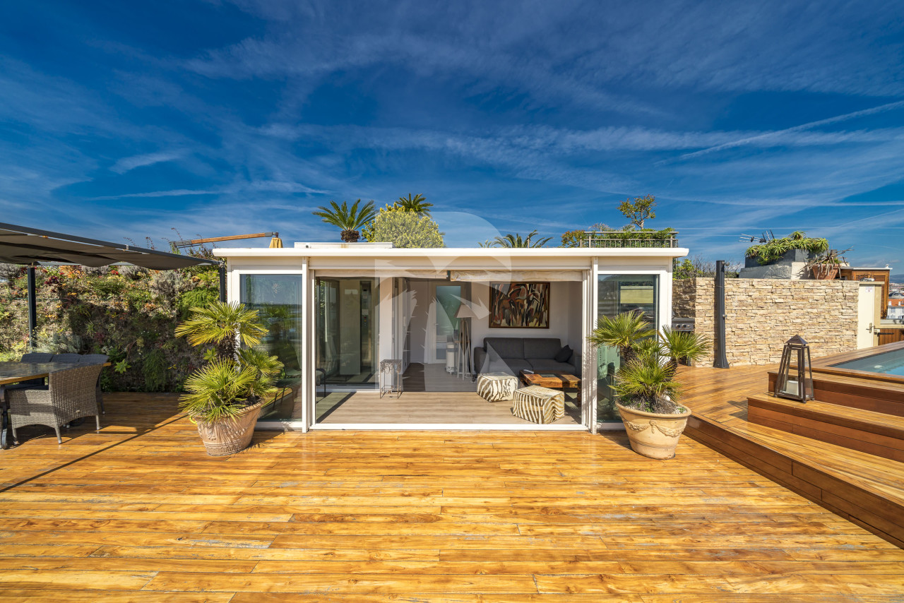 apartment in Cannes : Rent Huge penthouse on the Croisette and across the street from the Palais with panoramic views and pool on the roof - Photo 5
