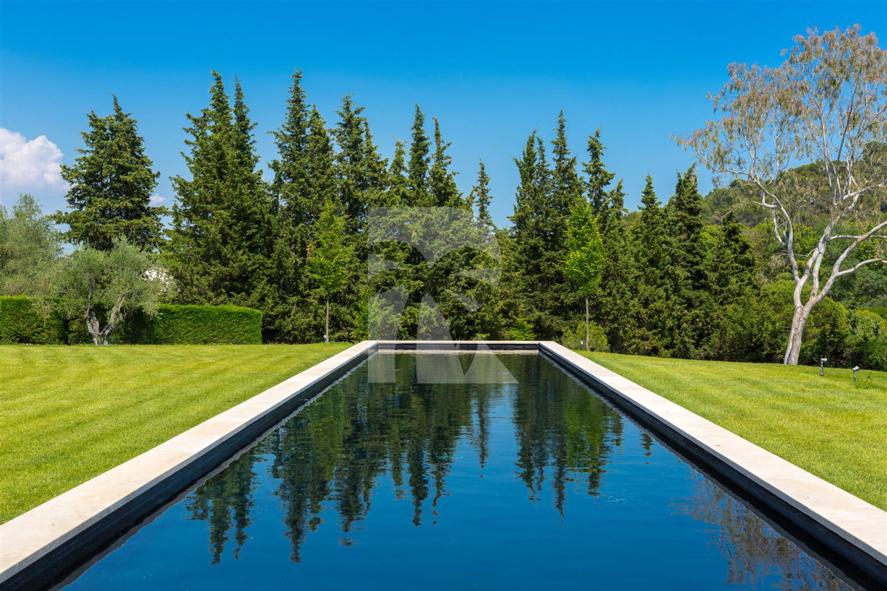 villa in Mougins : Rent Luxury Five Bedroom Villa with heated Swimming Pool in Mougins - Photo 2