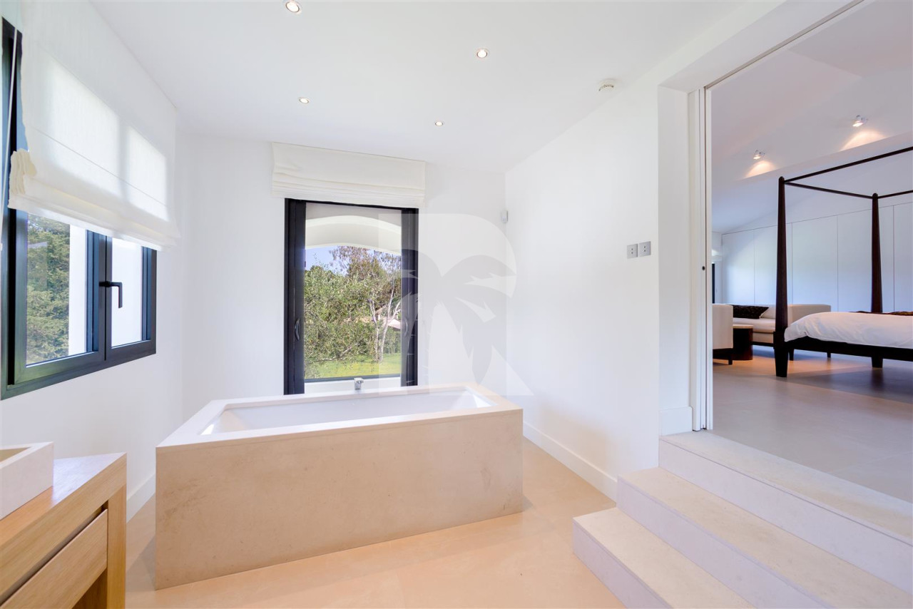 villa in Mougins : Rent Luxury Five Bedroom Villa with heated Swimming Pool in Mougins - Photo 12