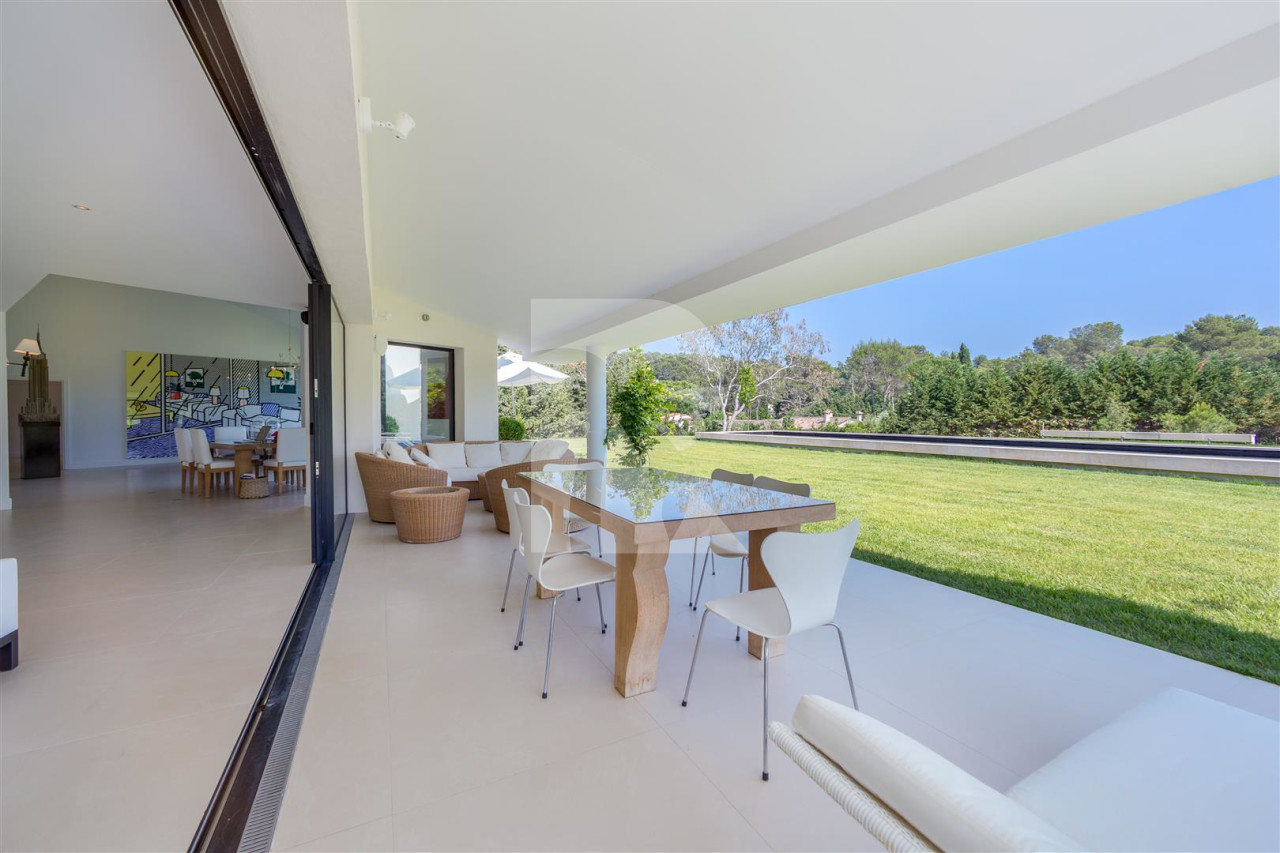villa in Mougins : Rent Luxury Five Bedroom Villa with heated Swimming Pool in Mougins - Photo 8