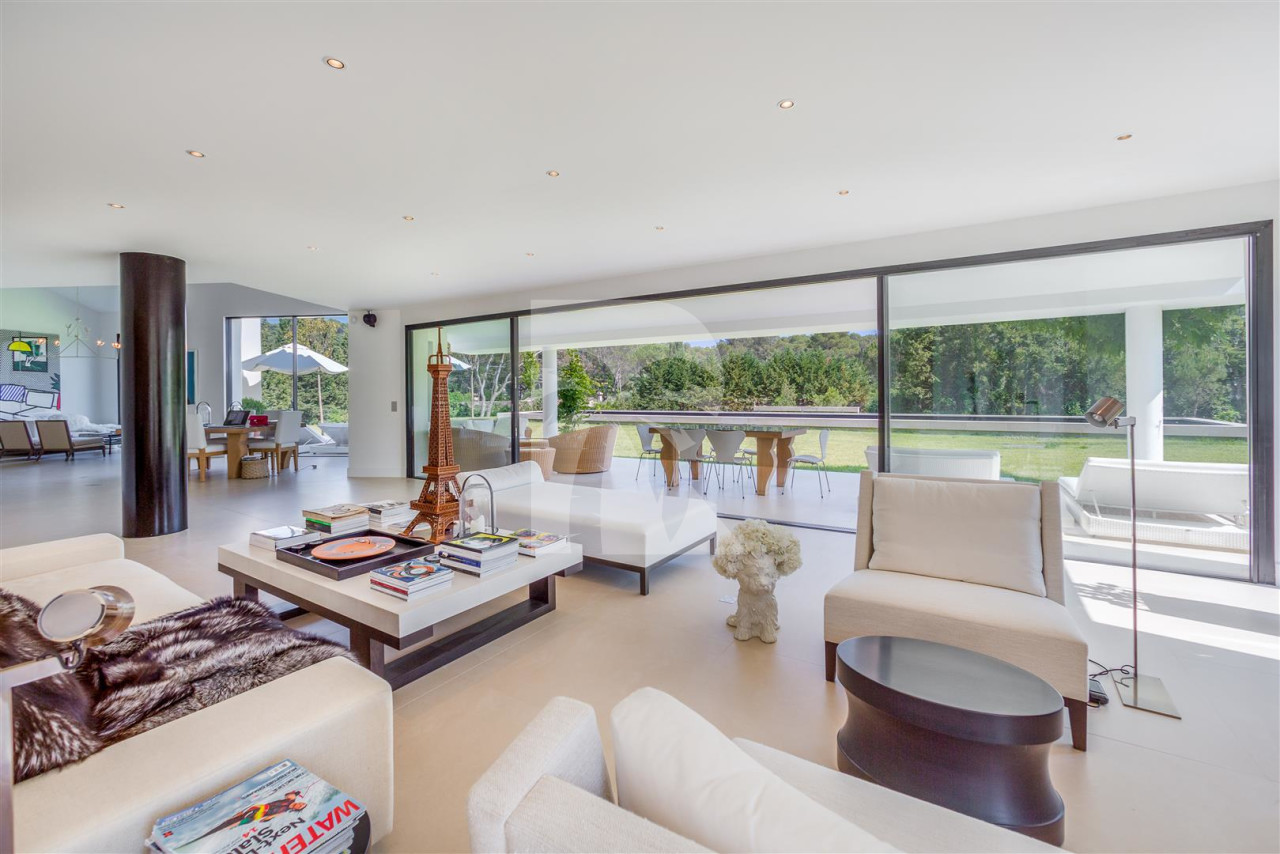 villa in Mougins : Rent Luxury Five Bedroom Villa with heated Swimming Pool in Mougins - Photo 5