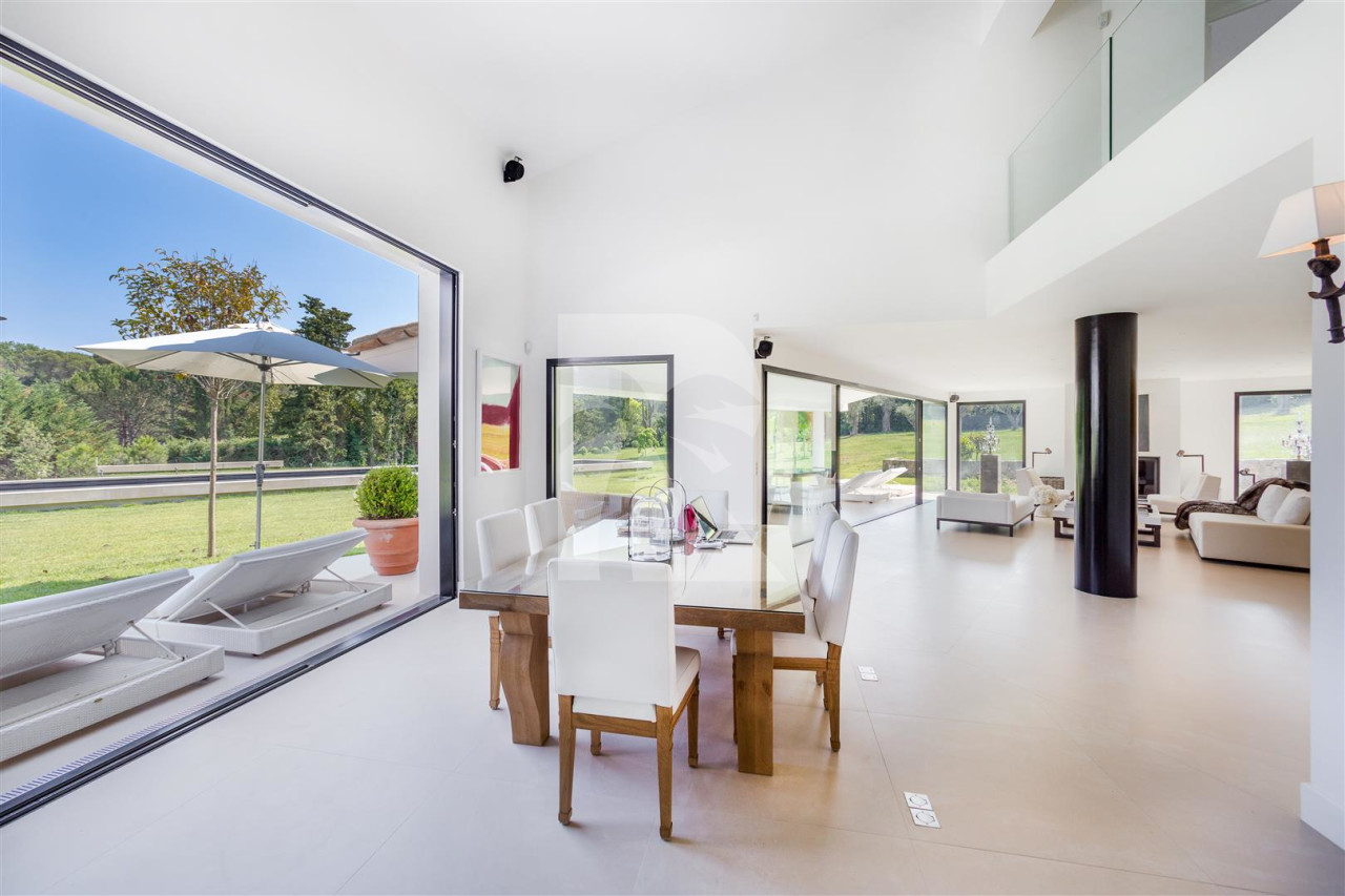 villa in Mougins : Rent Luxury Five Bedroom Villa with heated Swimming Pool in Mougins - Photo 7