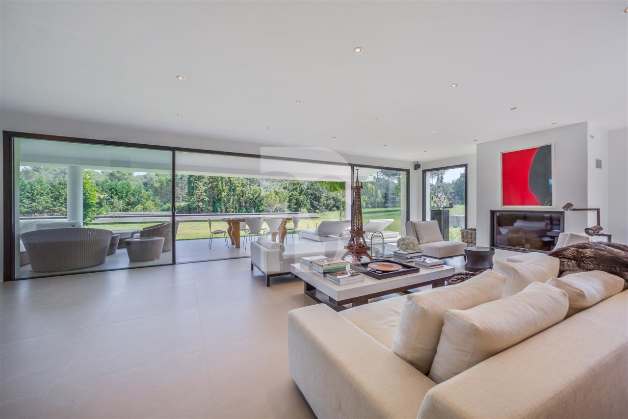 villa in Mougins : Rent Luxury Five Bedroom Villa with heated Swimming Pool in Mougins - Photo 3