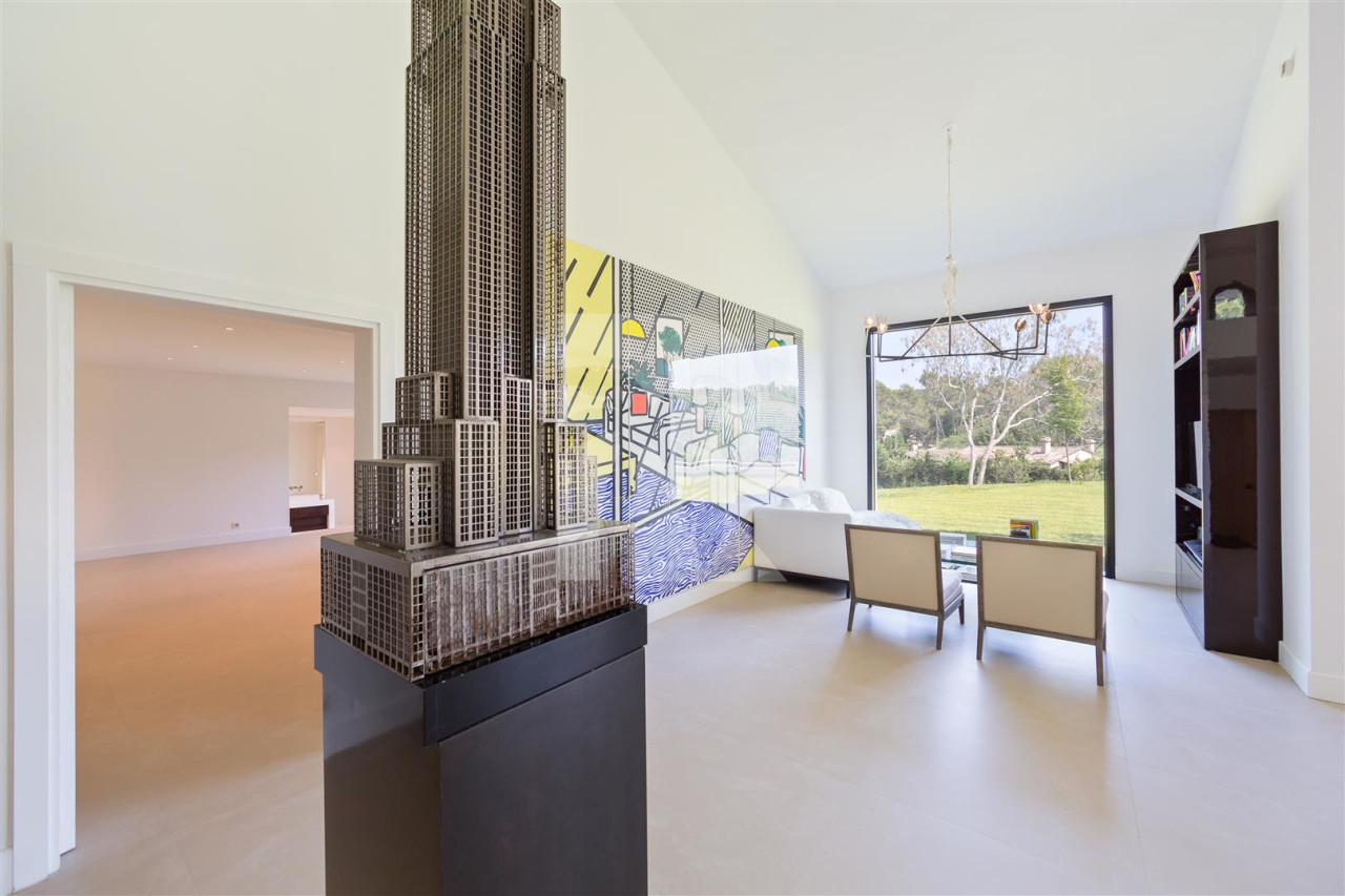 villa in Mougins : Rent Luxury Five Bedroom Villa with heated Swimming Pool in Mougins - Photo 4