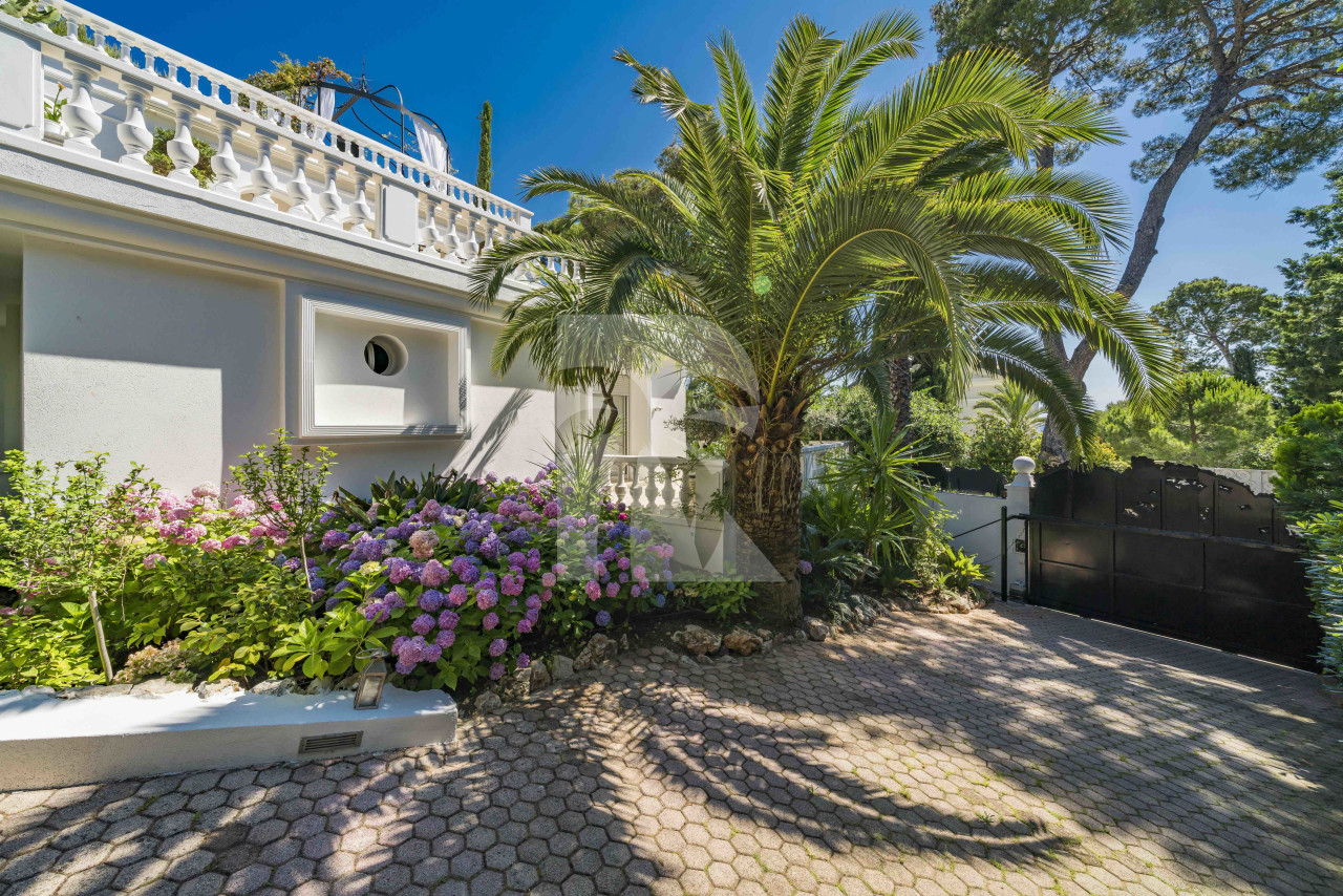 villa in Saint-Jean-Cap-Ferrat : Rent incredible 6 bedroom property located in St Jean Cap Ferrat with stunning views over the sea - Photo 1