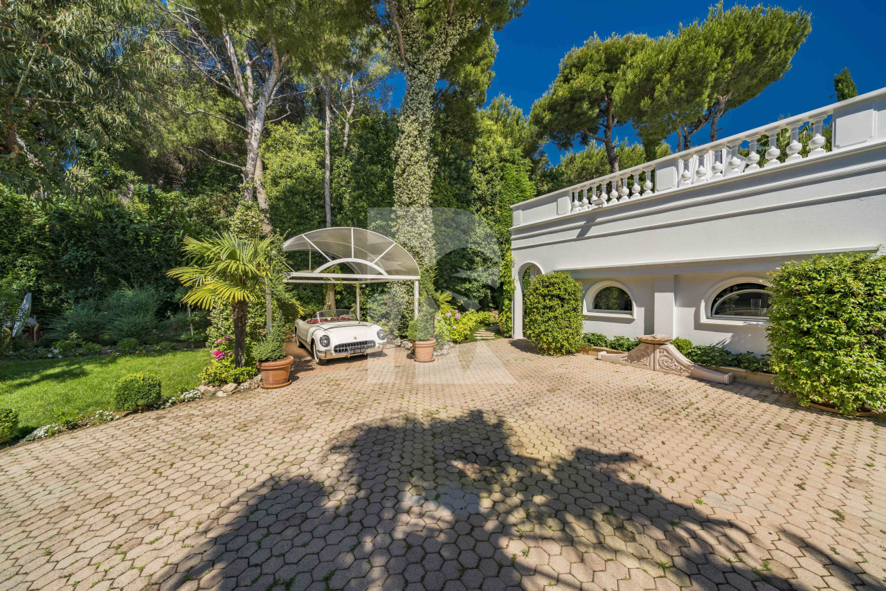 villa in Saint-Jean-Cap-Ferrat : Rent incredible 6 bedroom property located in St Jean Cap Ferrat with stunning views over the sea - Photo 4