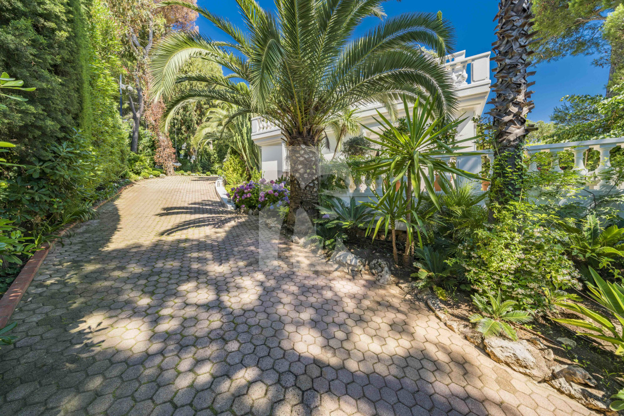 villa in Saint-Jean-Cap-Ferrat : Rent incredible 6 bedroom property located in St Jean Cap Ferrat with stunning views over the sea - Photo 0