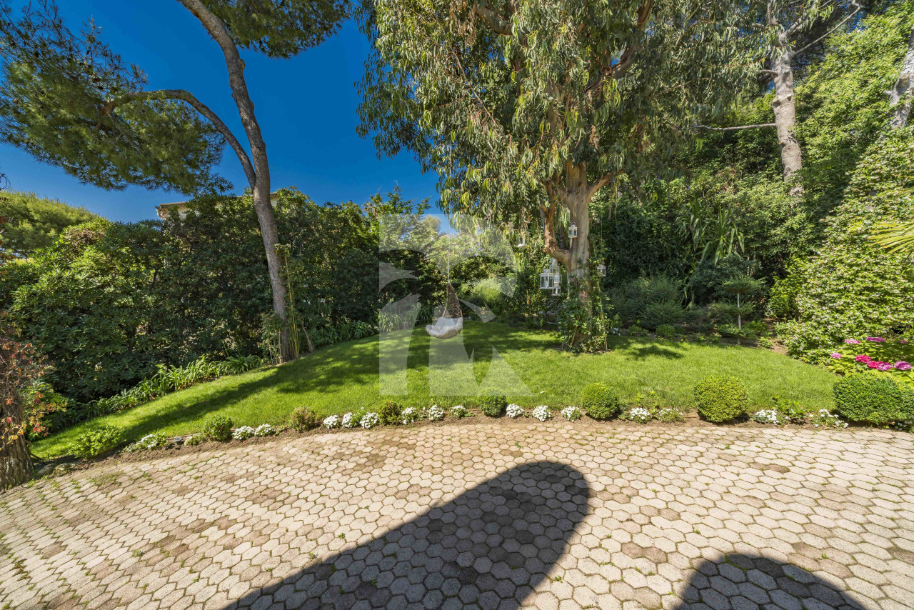 villa in Saint-Jean-Cap-Ferrat : Rent incredible 6 bedroom property located in St Jean Cap Ferrat with stunning views over the sea - Photo 2