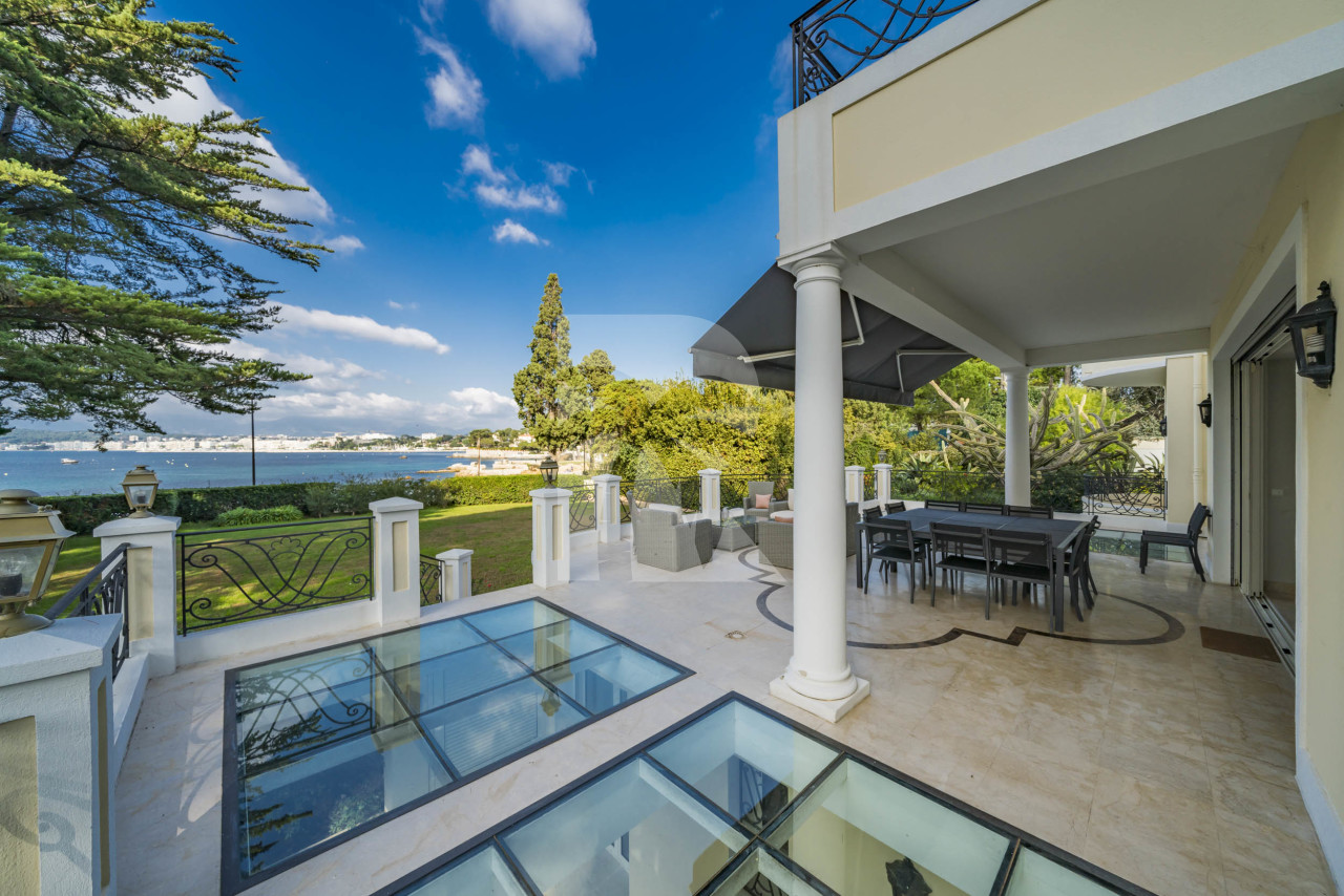 villa in Cap d'Antibes : Rent 10 bedroom sea front villa on the Cap d'Antibes with huge gardens, pool and tennis court just off the beach with sea views - Photo 5