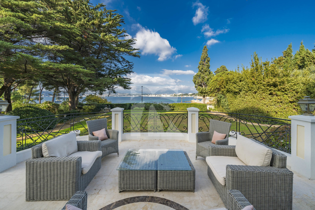 villa in Cap d'Antibes : Rent 10 bedroom sea front villa on the Cap d'Antibes with huge gardens, pool and tennis court just off the beach with sea views - Photo 7