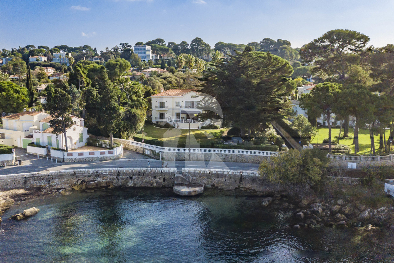 villa in Cap d'Antibes : Rent 10 bedroom sea front villa on the Cap d'Antibes with huge gardens, pool and tennis court just off the beach with sea views - Photo 0